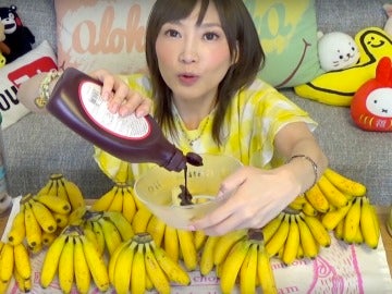 Yuka echándole chocolate a uno de los 137 plátanos. Que no falte.