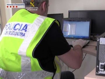 Los Mossos d'Esquadra y la Guardia Civil han detenido a siete personas en una operación conjunta que ha permitido desarticular una red acusada de producir pornografía infantil