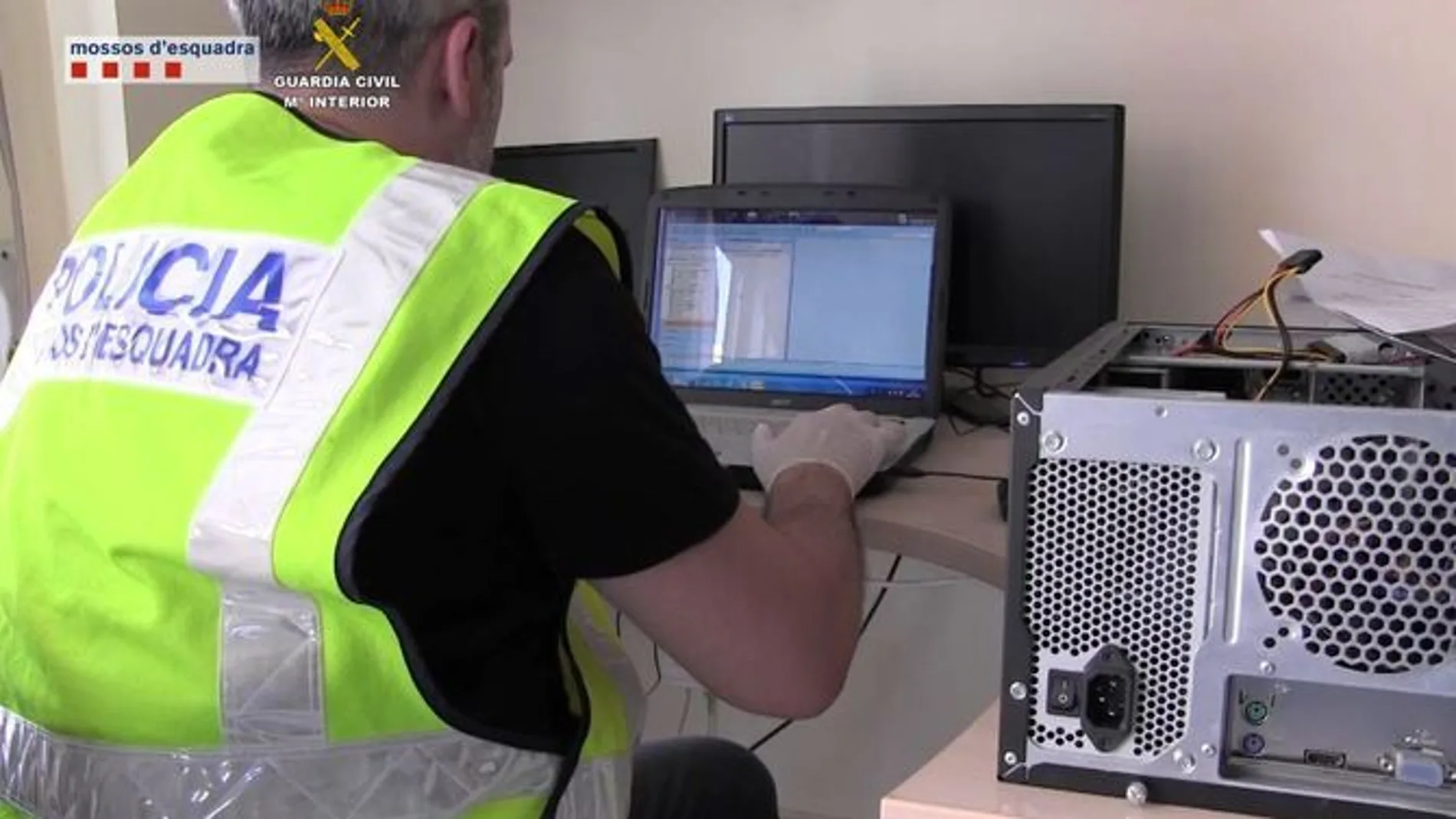 Los Mossos d'Esquadra y la Guardia Civil han detenido a siete personas en una operación conjunta que ha permitido desarticular una red acusada de producir pornografía infantil Los Mossos d'Esquadra y la Guardia Civil han detenido a siete personas en una operación conjunta que ha permitido desarticular una red acusada de producir pornografía infantil