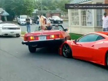 Una mujer aparca su Mercedes-Benz encima de un Ferrari 480 Una mujer aparca su Mercedes-Benz encima de un Ferrari 480