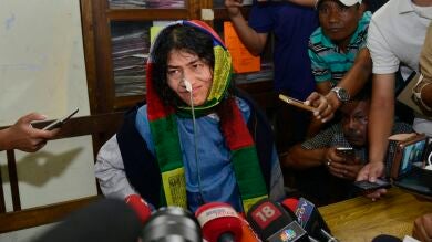 Una activista india abandona su huelga de hambre, la más larga del mundo, después de 16 años