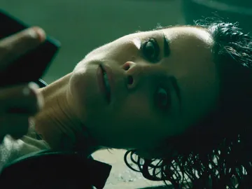 Jane descubre quién la ha tatuado Jane descubre quién la ha tatuado