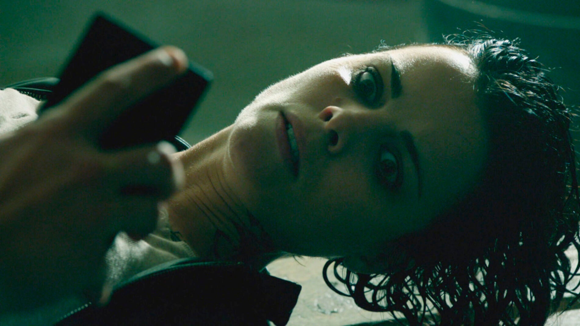 Jane descubre qui&eacute;n la ha tatuado