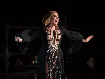 Adele durante su actuación en el festival Glastonbury