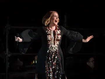 Adele durante su actuación en el festival Glastonbury Adele durante su actuación en el festival Glastonbury