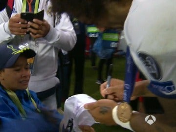 Marcelo firma una camiseta a un niño de ruedas