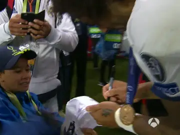 Marcelo firma una camiseta a un niño de ruedas Marcelo firma una camiseta a un niño de ruedas