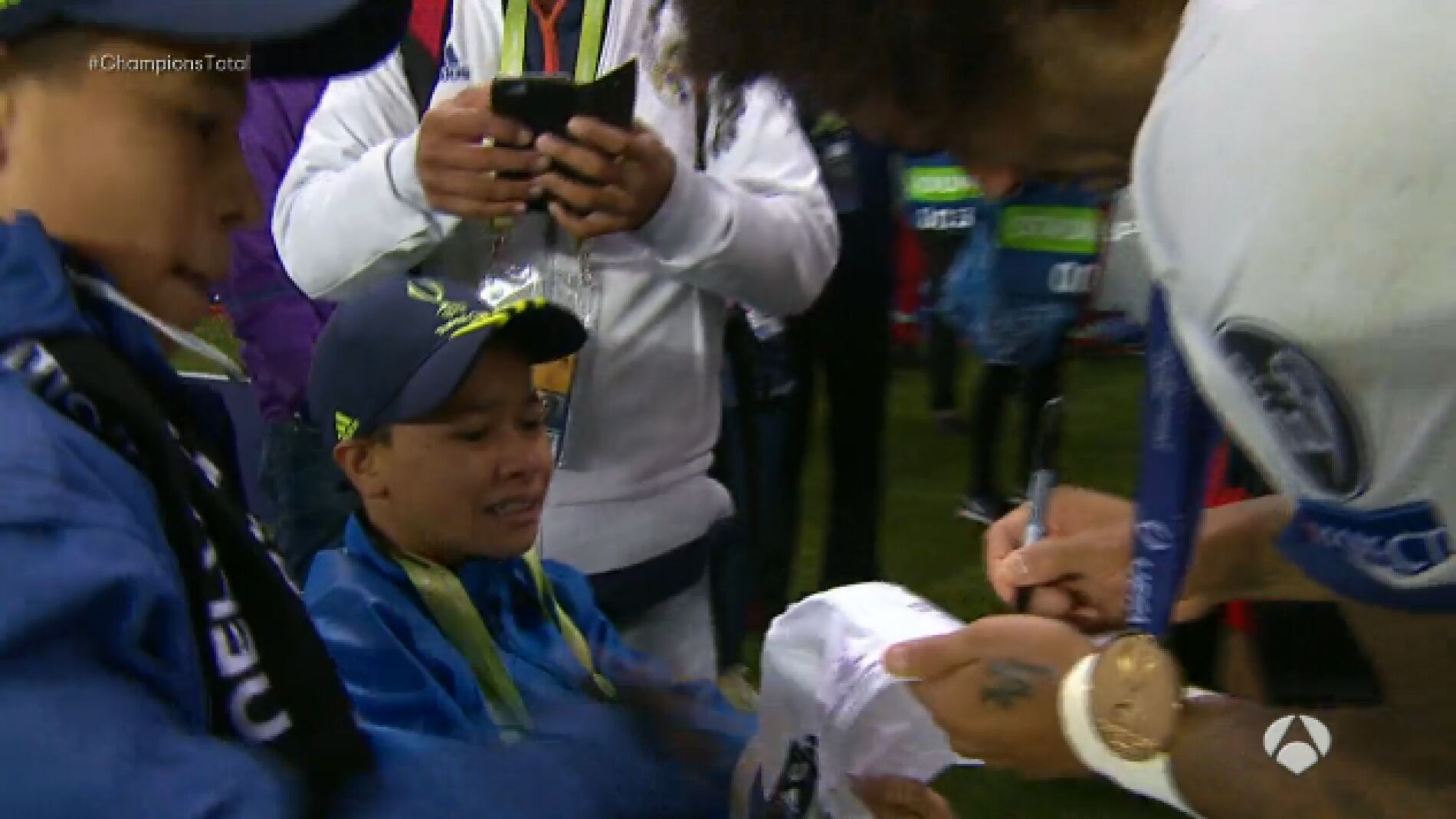 Marcelo firma una camiseta a un ni&ntilde;o de ruedas