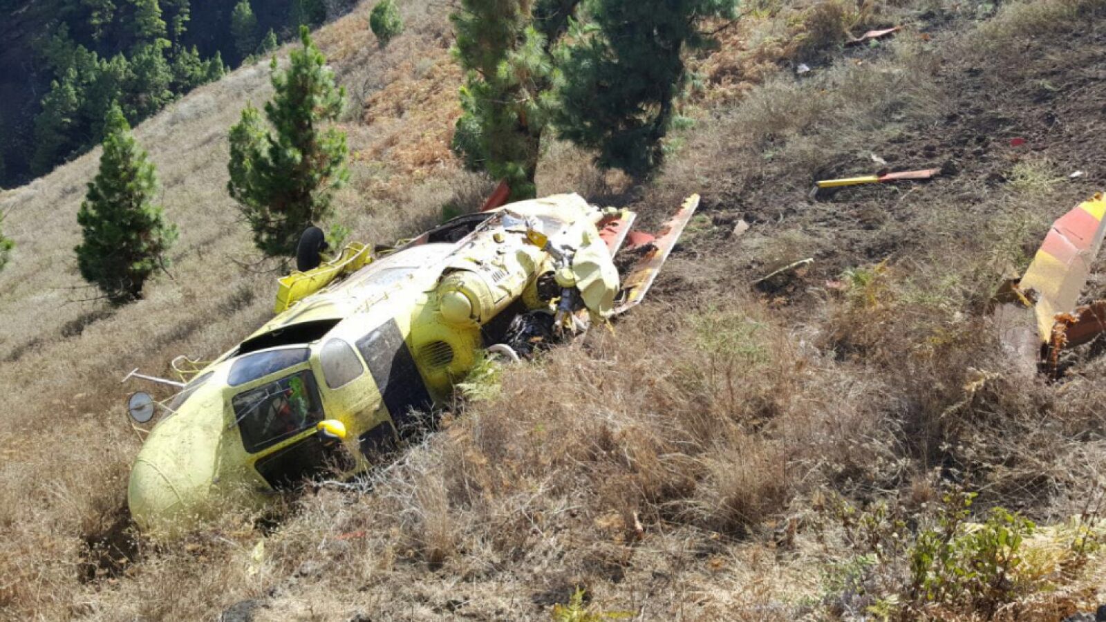 Un helicóptero de la BRIF se estrella en La Palma y sus dos ocupantes sufren contusiones leves