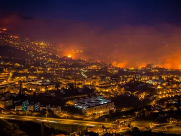 Tres muertos en el grave incendio que azota la capital de Madeira Tres muertos en el grave incendio que azota la capital de Madeira