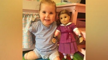 La pequeña junto a su muñeca