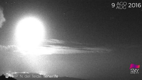 Frame 19.181154 de: Un b&oacute;lido de gran tama&ntilde;o cruza el cielo de Tenerife