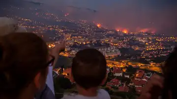 Un grupo de personas observa un incendio forestal en Funchal Un grupo de personas observa un incendio forestal en Funchal