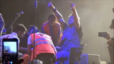 Antonio Orozco se rompe un tobillo en mitad de un concierto y sigue cantando