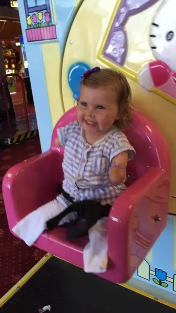 Harmonie sentada en una atracción Harmonie sentada en una atracción