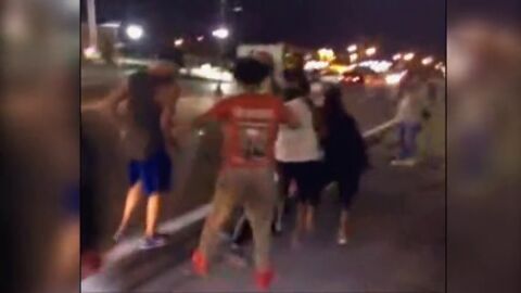 Frame 9.180098 de: Disturbios en Ferguson en el aniversario de la muerte de un joven negro por disparos de la polic&iacute;a 