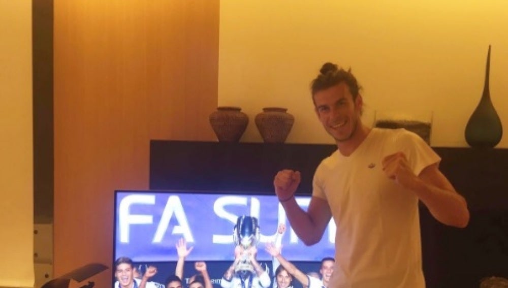 Bale celebrando la Supercopa de Europa del Madrid