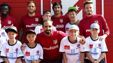 Equipo de huérfanos kazajos acude al entrenamiento del Atlético de Madrid