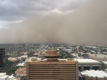 Frame 4.803386 de: Una nube de arena cubre la ciudad de Phoenix