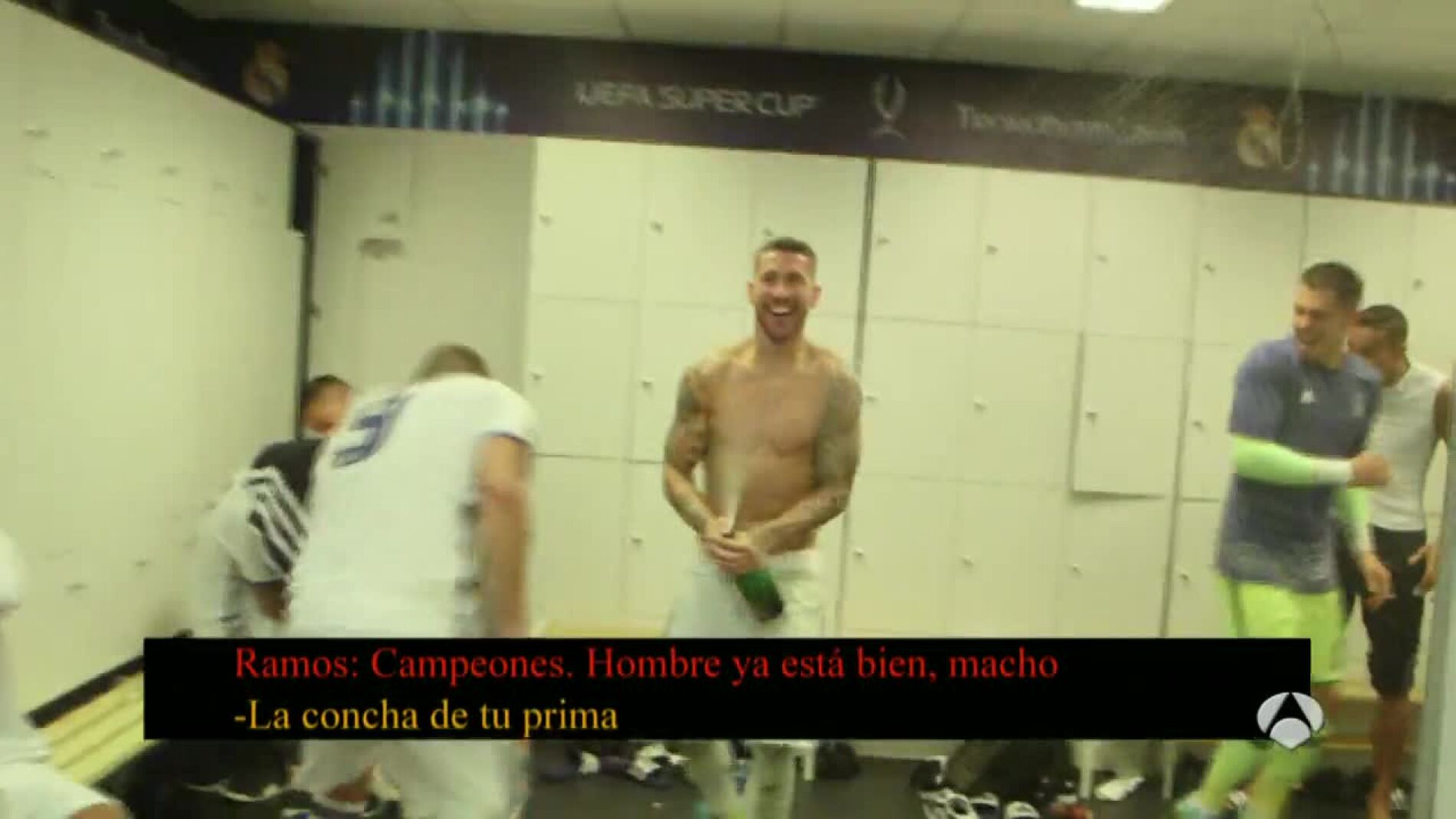 Ramos abre el champ&aacute;n en el vestuario