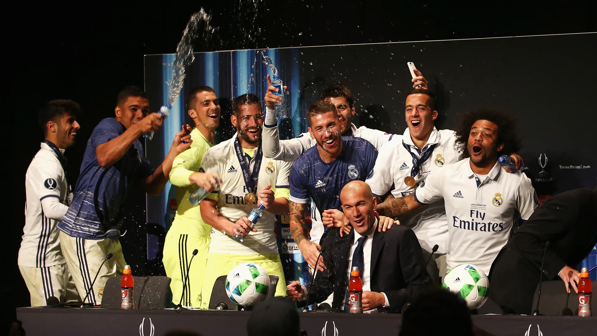 Los jugadores del Madrid invaden la rueda de prensa de Zidane