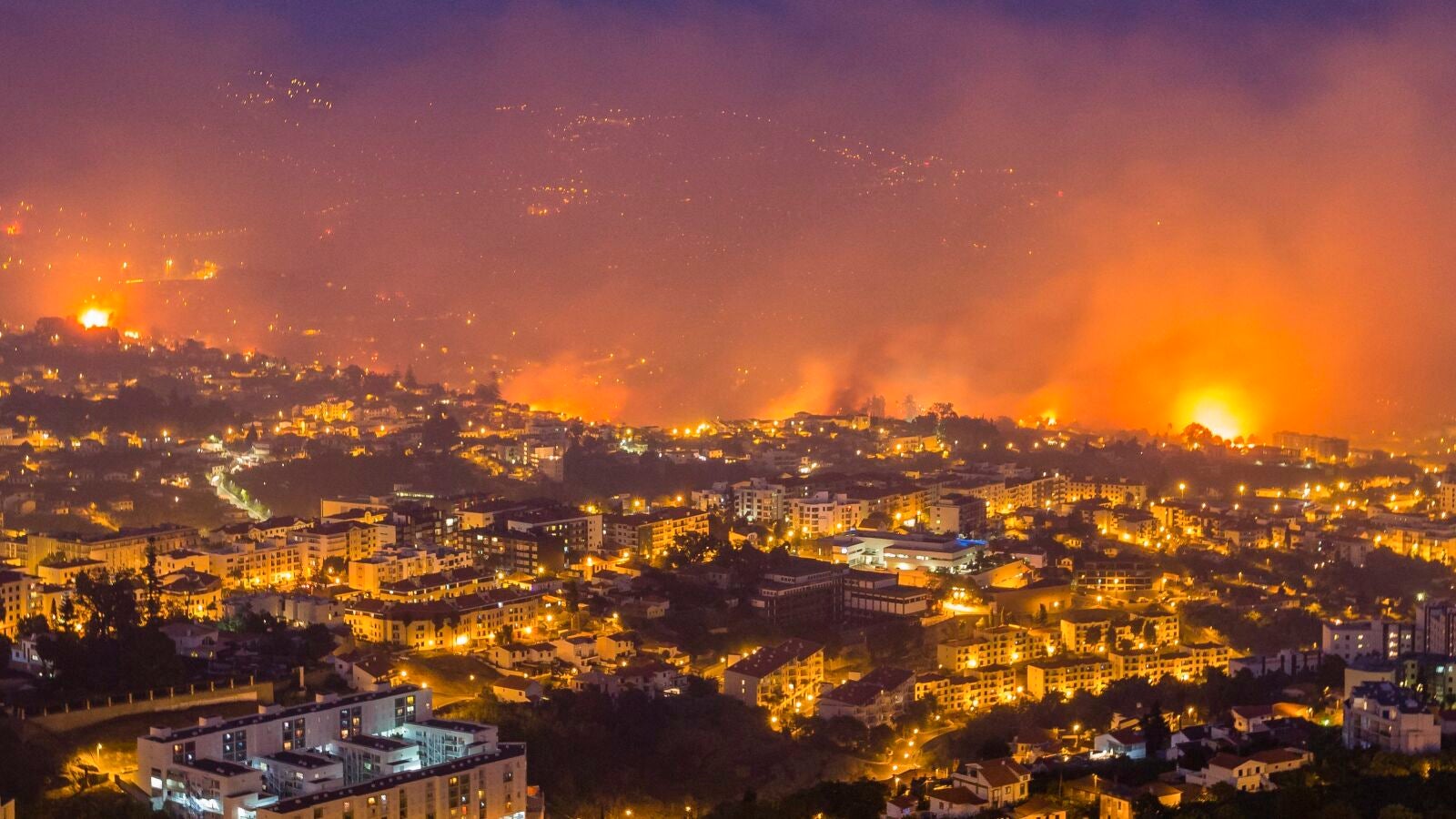 Tres muertos en el grave incendio de Madeira que amenaza el centro histórico de Funchal