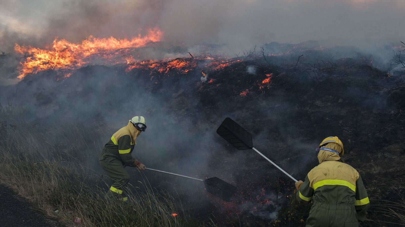 Continúan activos cinco incendios en Galicia, dos de ellos ya han arrasado cerca de 3.000 hectáreas