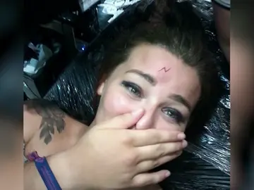 Frame 6.441662 de: La moda entre los turistas de Magaluf es tatuarse y compartir el resultado en redes sociales Frame 6.441662 de: La moda entre los turistas de Magaluf es tatuarse y compartir el resultado en redes sociales