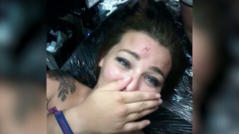 Frame 6.441662 de: La moda entre los turistas de Magaluf es tatuarse y compartir el resultado en redes sociales