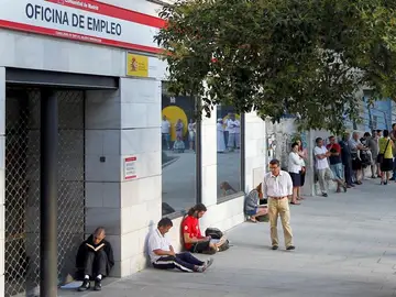 Imagen de la fachada de una Oficina de empleo con personas a la espera Imagen de la fachada de una Oficina de empleo con personas a la espera