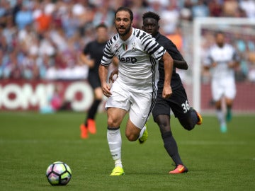 Higuaín, en su debut con la Juventus de Turín