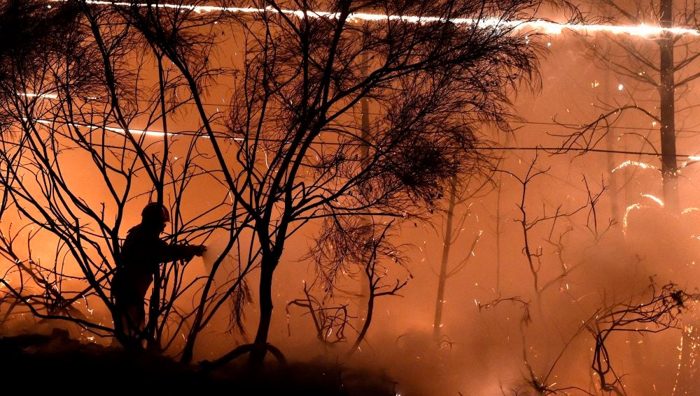 Un bombero intenta apagar un incendio