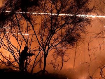 Un bombero intenta apagar un incendio