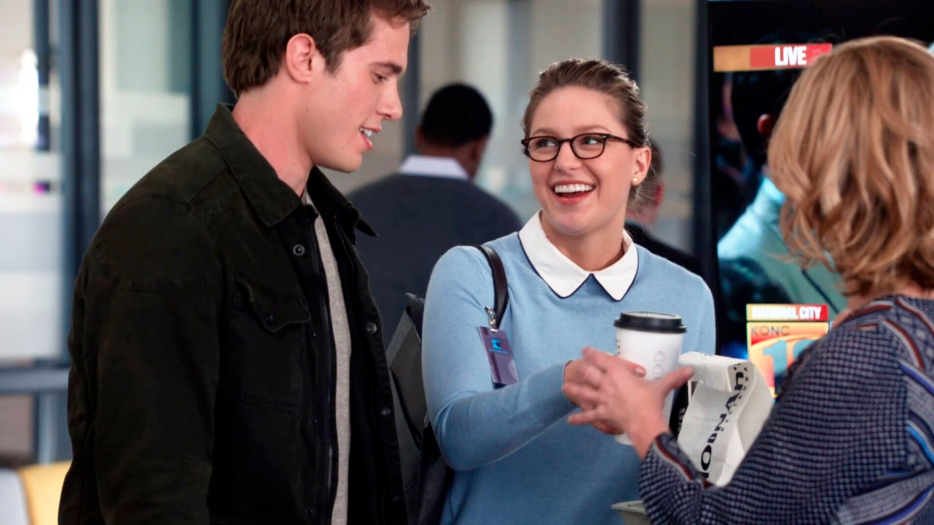 Kara conquista a Adam, el hijo de su jefa