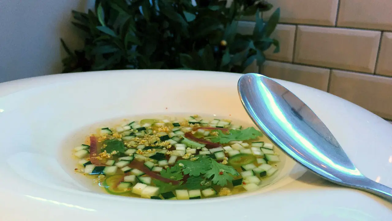 A la rica sopita fría de pepino.