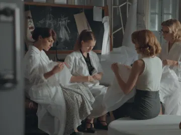Luisa cuenta a sus amigas que ha abortado Luisa cuenta a sus amigas que ha abortado