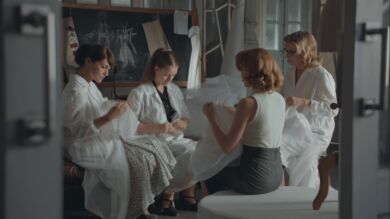 Luisa cuenta a sus amigas que ha abortado