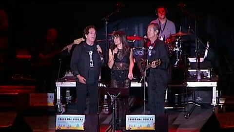 El D&uacute;o Din&aacute;mico en el escenario del Sonorama cantando junto con Amaral