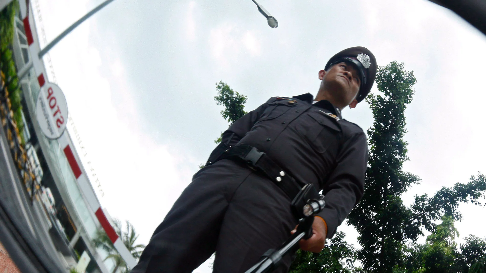 Un oficial de policía tailandés Un oficial de policía tailandés