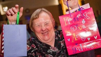 La mujer con síndrome de Down más longeva cumple 75 años