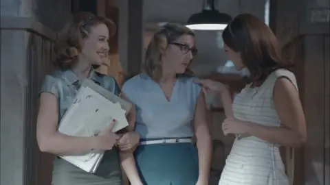 Ana y Clara ayudan a Rita Ana y Clara ayudan a Rita