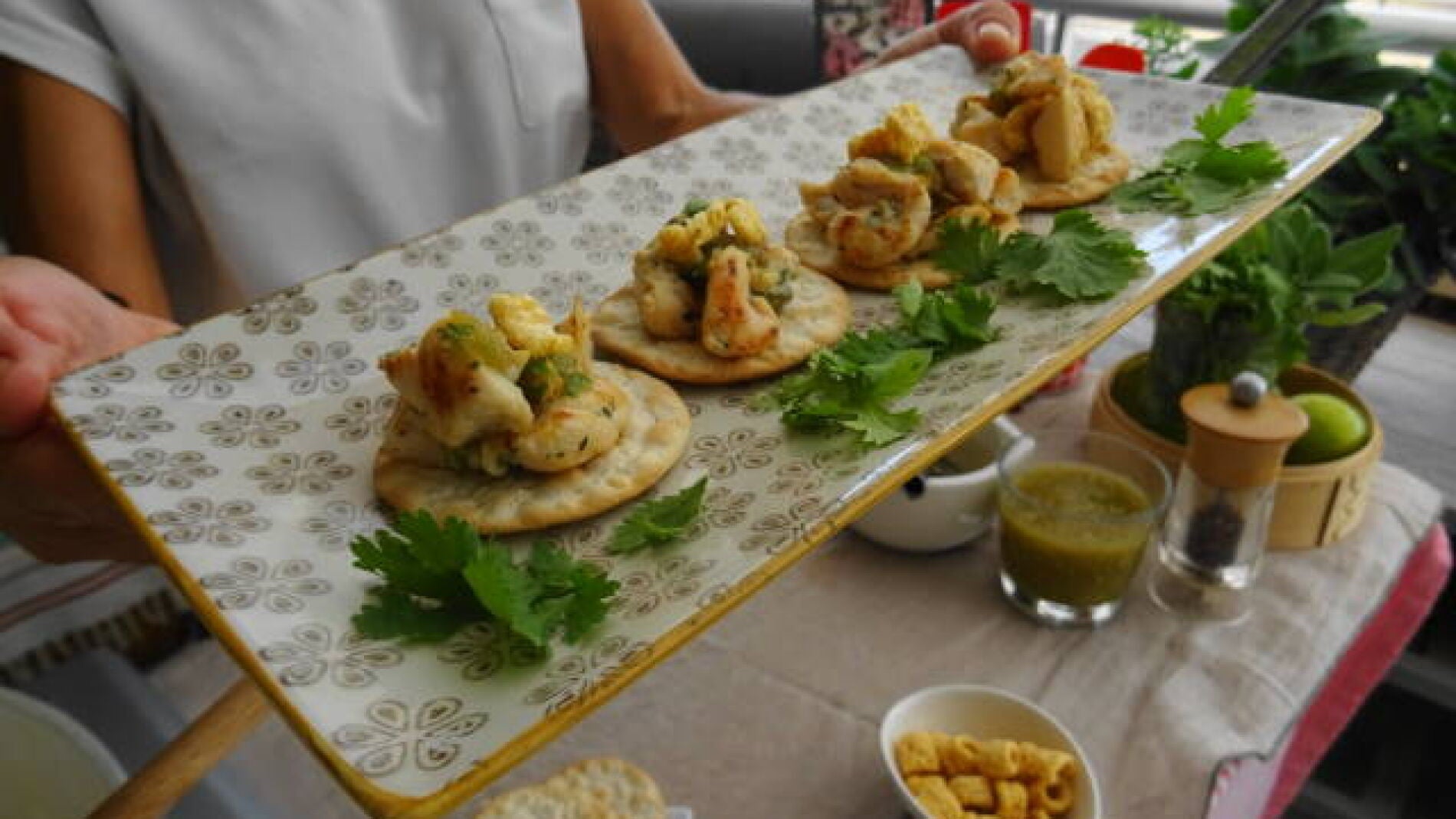 Canapés de pollo y salsa de tomatillos verdes con jalapeños