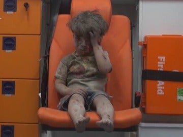 Omran, un niño de cinco años, sobrevive a los bombardeos sobre Alepo 