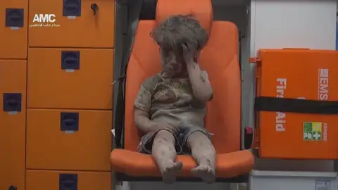 Omran, un niño de cinco años, sobrevive a los bombardeos sobre Alepo Omran, un niño de cinco años, sobrevive a los bombardeos sobre Alepo