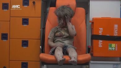 Omran, de cinco años, sobrevive a los bombardeos sobre Alepo 