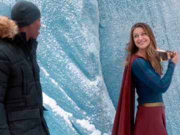 Supergirl visita la Fortaleza de la Soledad de Superman