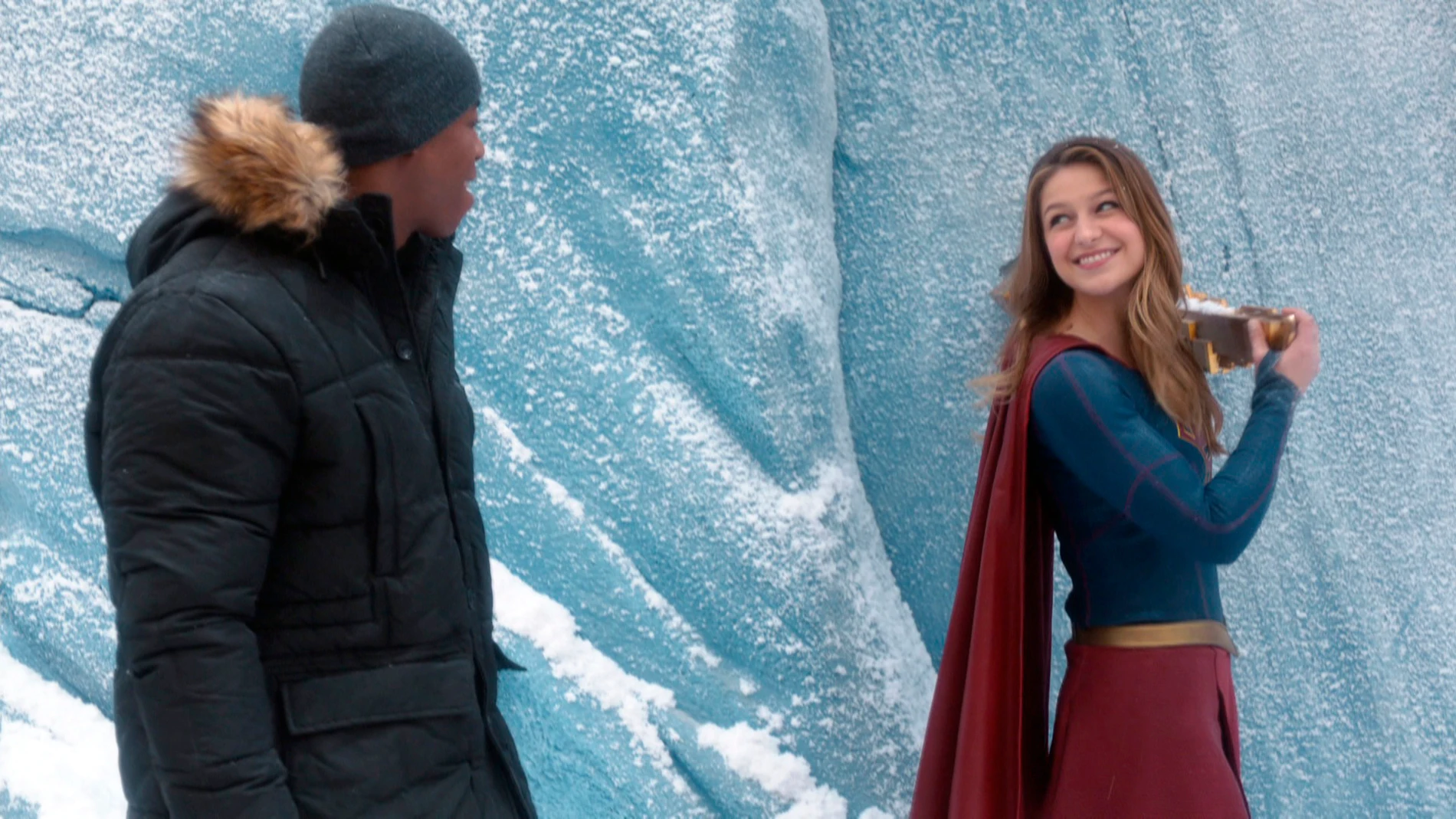 Supergirl visita la Fortaleza de la Soledad de Superman