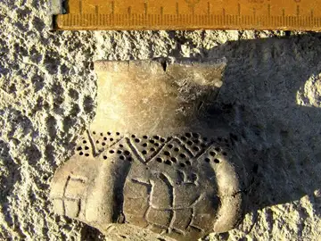 Arqueólogos búlgaros aseguran haber descubierto uno de los pictogramas más antiguos del mundo en un fragmento cerámico de más de 5.000 años en el que se observa un trazo que recuerda a una esvástica. Arqueólogos búlgaros aseguran haber descubierto uno de los pictogramas más antiguos del mundo en un fragmento cerámico de más de 5.000 años en el que se observa un trazo que recuerda a una esvástica.