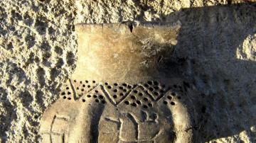 Arqueólogos búlgaros aseguran haber descubierto uno de los pictogramas más antiguos del mundo en un fragmento cerámico de más de 5.000 años en el que se observa un trazo que recuerda a una esvástica.