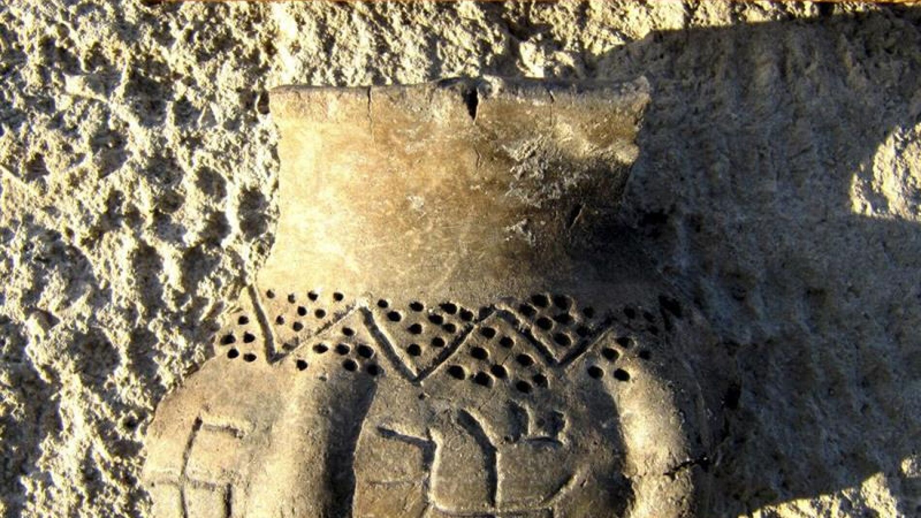 Arque&oacute;logos b&uacute;lgaros aseguran haber descubierto uno de los pictogramas m&aacute;s antiguos del mundo en un fragmento cer&aacute;mico de m&aacute;s de 5.000 a&ntilde;os en el que se observa un trazo que recuerda a una esv&aacute;stica.
